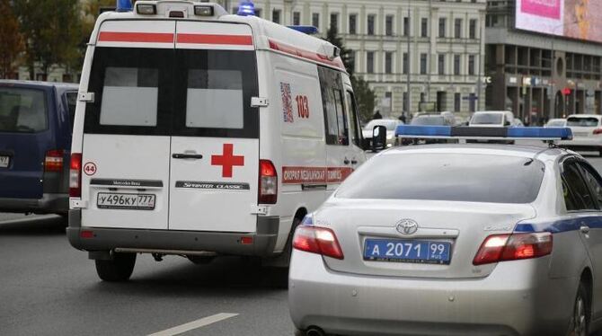 Ein Krankenwagen fährt in Moskau an einem Polizeiauto vorbei. Foto: Alexander Zemlianichenko / Archiv