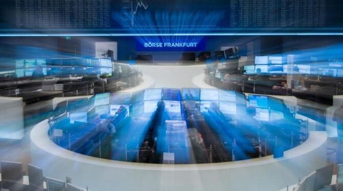 Auf Kursmonitoren verfolgen Händler und Analysten auf dem Parkett der Börse in Frankfurt am Main die Aktienkurse. Foto: Boris