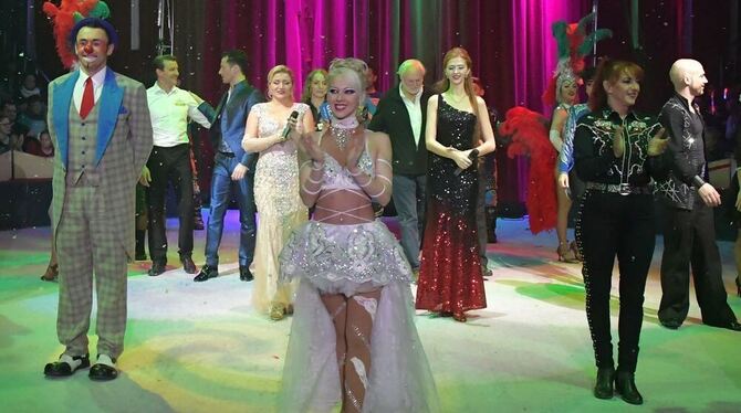 Artisten und Künstler danken dem Benefiz-Publikum für ihre Spenden.