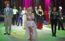 Artisten und Künstler danken dem Benefiz-Publikum für ihre Spenden.