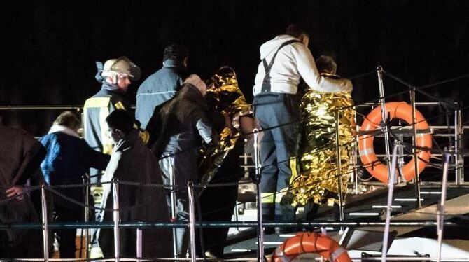 Einsatzkräfte der Feuerwehr helfen bei der Evakuierung des Schiffes. Foto: Marcel Kusch