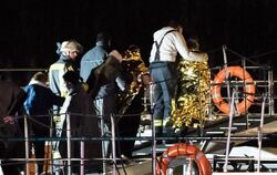 Einsatzkräfte der Feuerwehr helfen bei der Evakuierung des Schiffes. Foto: Marcel Kusch