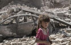 Ein Mädchen flieht durch eine zerstörte Gasse der irakischen Stadt Mossul. Foto: Felipe Dana