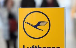 Kunden der Lufthansa an einem Flughafenschalter in Berlin. Foto: Maurizio Gambarini