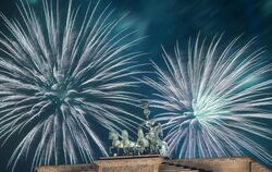 Feuerwerk, Quadriga und das Brandenburger Tor: Silvester in Berlin. Foto: Ralf Hirschberger
