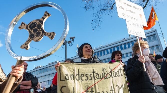 Teilnehmer einer Demonstration gegen Feinstaubbelastung in Stuttgart.