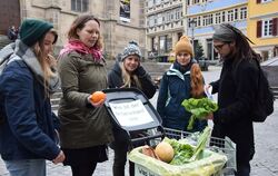 Vertreter der Tübinger Foodsharing-Initiative bei einer  Aktion auf dem Holzmarkt anlässlich des fünfjährigen Bestehens der Grup
