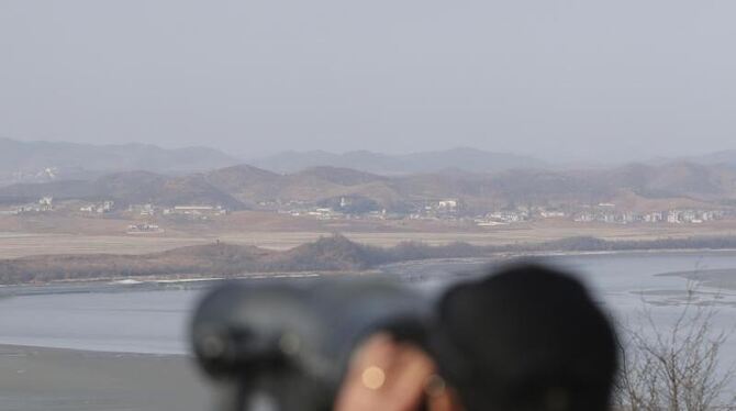 Mit einem Fernglas schaut ein Besucher zur nordkoreanischen Seite vom Observatorium der Vereinigung in Paju, Südkorea. Foto: