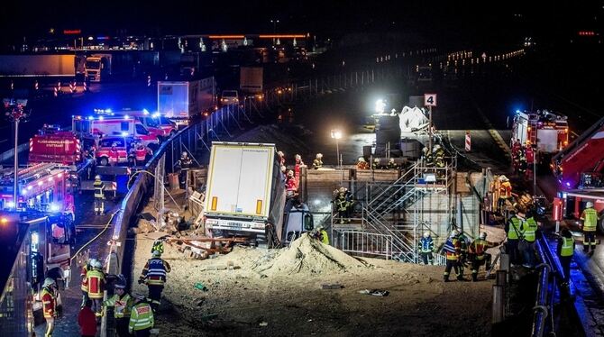 Einsatzkräfte von Feuerwehr und Ambulanz in Denkendorf an der Autobahn 8  bei Rettungs- und Bergungsarbeiten an einer Tunnelbaus