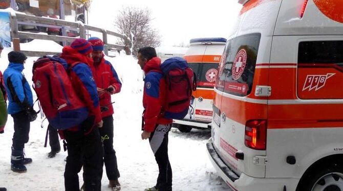Rettungskräfte beraten sich in St. Valentin in Südtirol. Zwei deutsche Skifahrer starben bei einem Lawinenunglück. Foto: Walt