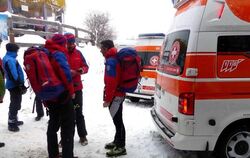 Rettungskräfte beraten sich in St. Valentin in Südtirol. Zwei deutsche Skifahrer starben bei einem Lawinenunglück. Foto: Walt