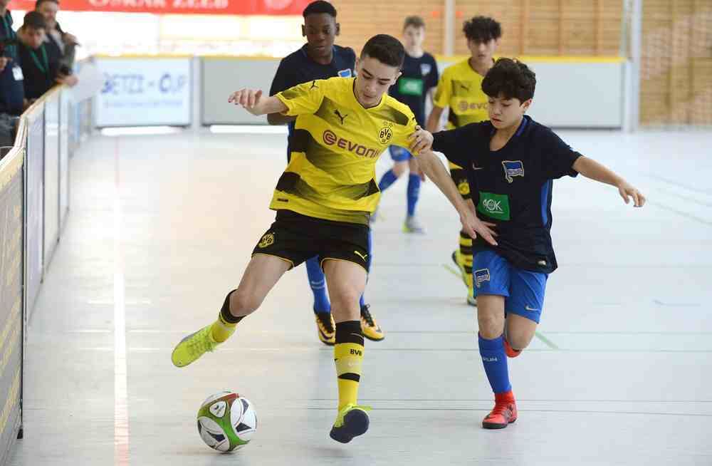 Internationales U12 Fußballturnier in der Storlachhalle