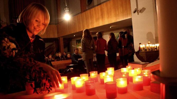 Als Zeichen der Solidarität mit den HIV-Infizierten stellten Gottesdienstbesucher Lichter auf den Altar. FOTO: BEDU