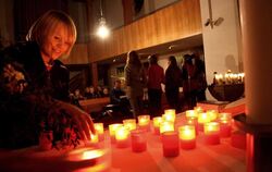Als Zeichen der Solidarität mit den HIV-Infizierten stellten Gottesdienstbesucher Lichter auf den Altar. FOTO: BEDU