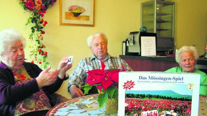 Eine bunte Kartenwelt mit schönen Mössinger Motiven erwartet die Spieler. FOTO: PRMaria Steinhilber, Karl Steinhilber und Maria Eine bunte Kartenwelt mit schönen Mössinger Motiven erwartet die Spieler. FOTO: PRMaria Steinhilber, Karl Steinhilber und Maria