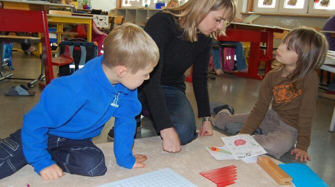 Ingrid Mayer hilft Simon Lorch, mathematische Zusammenhänge mit Hilfe von Montessori-Material zu verstehen. FOTO: HÄS