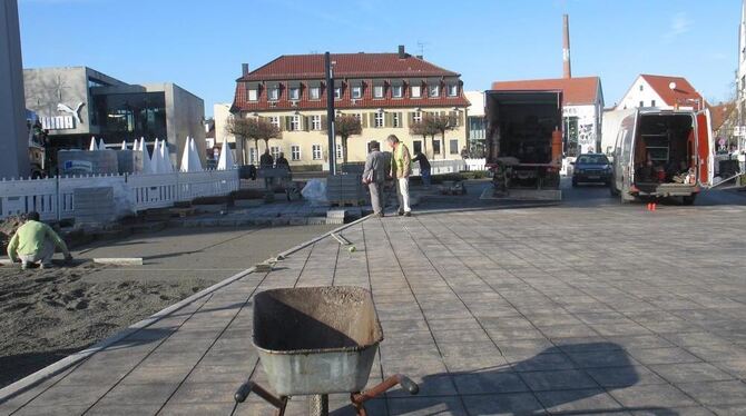 Der Eindruck täuscht: Die Straße, die Lindenplatz und Innenstadt trennt, wirkt als wäre sie gepflastert - dabei ist das Fugenras