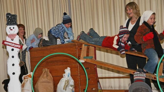 Ganz schön fit sind die Mädchen und Jungen, die beim SV Erpfingen ins Kinderturnen gehen. Was sie so alles drauf haben, führten