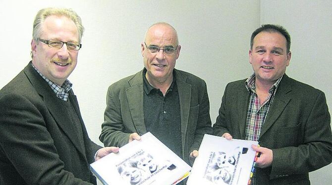 Kooperation im Laucherttal: die Bürgermeister Armin Christ und Holger Jerg (links) bei der Abgabe ihres Antrages beim Leiter des Kooperation im Laucherttal: die Bürgermeister Armin Christ und Holger Jerg (links) bei der Abgabe ihres Antrages beim Leiter des