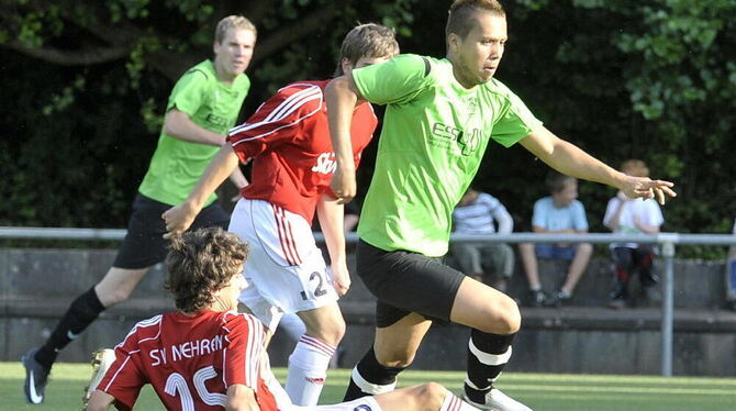 Erkut Alici (rechts, am Boden Nehrens Robert Keller) kehrt nach Rotsperre zurück in den VfL-Kader, hat aber keine Chance auf ein Erkut Alici (rechts, am Boden Nehrens Robert Keller) kehrt nach Rotsperre zurück in den VfL-Kader, hat aber keine Chance auf ein