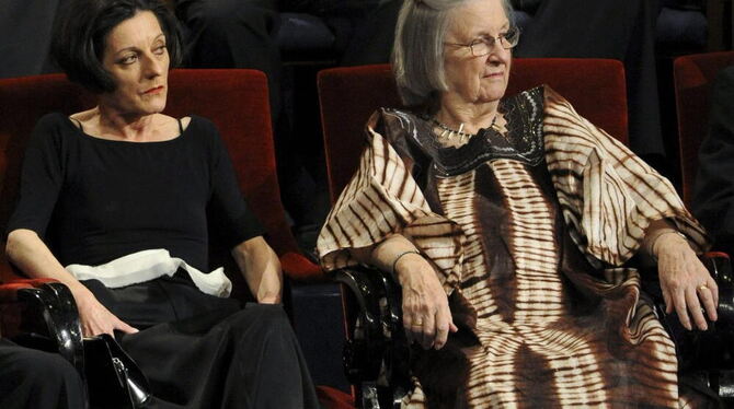 Herta Müller neben der Gewinnerin des Wirtschafts-Nobelpreises, Elinor Ostrom, bei der Preisverleihung in Stockholm. Foto: dpa