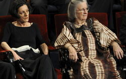 Herta Müller neben der Gewinnerin des Wirtschafts-Nobelpreises, Elinor Ostrom, bei der Preisverleihung in Stockholm. Foto: dpa