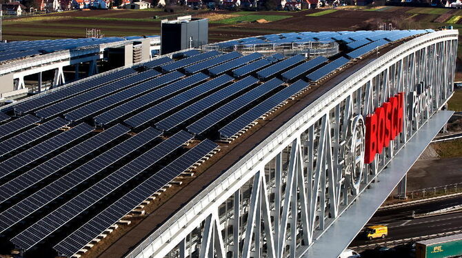 Vorbildliche Solaranlage auf dem Parkhaus-Dach: Nur ein Prozent aller geeigneten Dächer im Land sind so ausgerüstet.  FOTO: PR