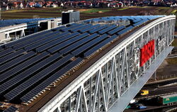 Vorbildliche Solaranlage auf dem Parkhaus-Dach: Nur ein Prozent aller geeigneten Dächer im Land sind so ausgerüstet.  FOTO: PR