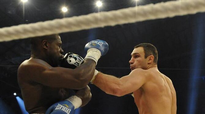 Schlagkräftig: Vitali Klitschko setzt Kevin Johnson zu. Foto: dpa