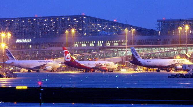 Vor einem Terminal des Stuttgarter Flughafens stehen Flugzeuge zur Abfertigung. Foto: dpa Vor einem Terminal des Stuttgarter Flughafens stehen Flugzeuge zur Abfertigung. Foto: dpa