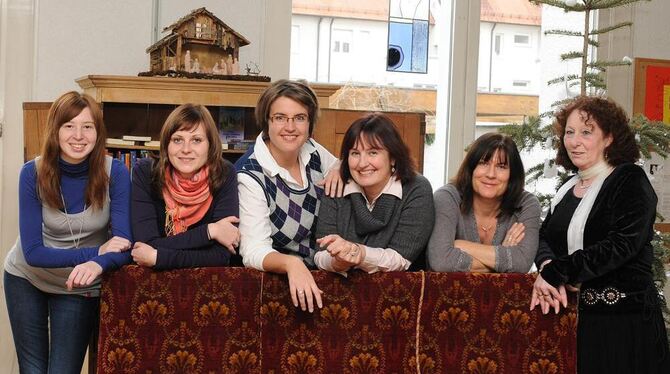 Umgang mit Büchern macht fröhlich - ganz offensichtlich: Die Sechs von der Pfullinger Stadtbücherei (von links) Katrin Grießinge