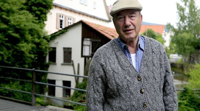 Dietz-Werner Steck spielt den Hermann Häberle, im Film heißt die Baumannsche Mühle (im Hintergrund) »Häberlesmühle«. FOTO: PR Dietz-Werner Steck spielt den Hermann Häberle, im Film heißt die Baumannsche Mühle (im Hintergrund) »Häberlesmühle«. FOTO: PR