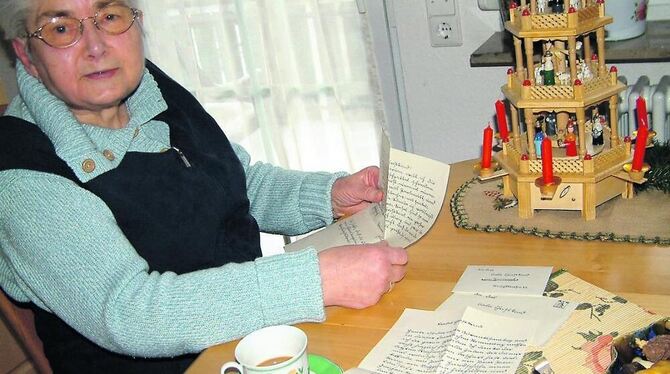 Hat ihre in der Kriegszeit geschriebenen Briefe mit Weihnachtswünschen aufgehoben: Elisabeth Tröster. FOTO: KABLAOUI