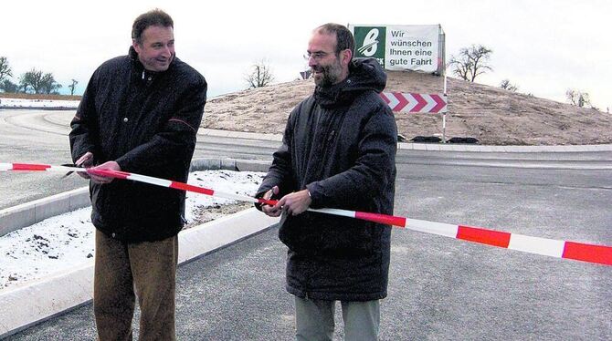 Landrat Joachim Walter (links) und Kusterdingens Bürgermeister Jürgen Soltau machten den Weg frei. FOTO: PETRAT