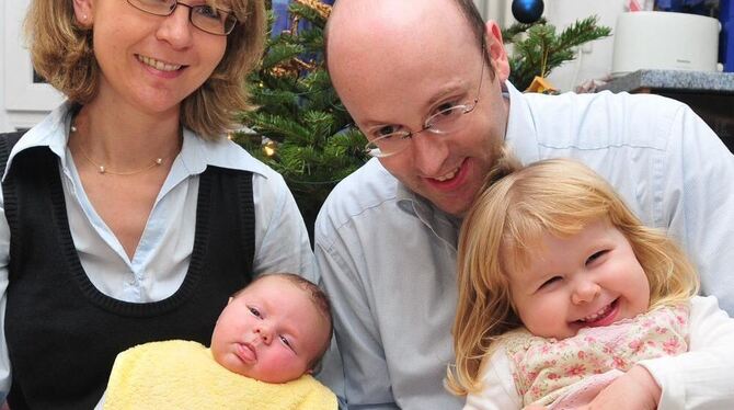 Der vier Wochen alte Tom kann das Lätzchen noch als Decke nehmen. Die Eltern Katja und Martin Eisele haben sich über den Gruß vo Der vier Wochen alte Tom kann das Lätzchen noch als Decke nehmen. Die Eltern Katja und Martin Eisele haben sich über den Gruß vo