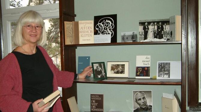 Felicitas Vogel zeigt einige literarische Kostbarkeiten in der Neske-Bibliothek. FOTO: KABLAOUI