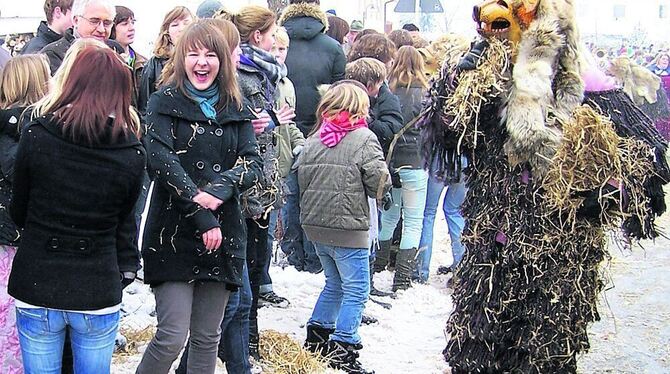 Mädchen sind ihr Lieblingsobjekt: Hirschaus Feurige Hunde scherzen mit Zuschauern. So klingt Fasnet: Mitreißend tönende Guggenmu Mädchen sind ihr Lieblingsobjekt: Hirschaus Feurige Hunde scherzen mit Zuschauern. So klingt Fasnet: Mitreißend tönende Guggenmu