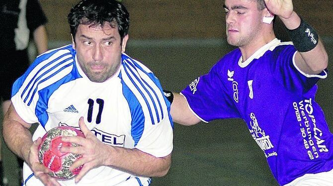 Führte den TSV Betzingen im Derby gegen Großengstingen auf die Siegerstraße: Ralf Schlotterbeck. Rechts: Der Engstinger Kevin Hu Führte den TSV Betzingen im Derby gegen Großengstingen auf die Siegerstraße: Ralf Schlotterbeck. Rechts: Der Engstinger Kevin Hu