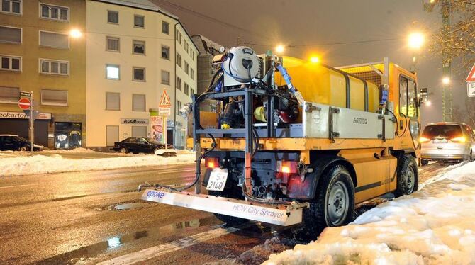 Eine Lösung aus Calcium- und Magnesiumacetat (CMA) soll den Feinstaub in Stuttgart festkleben.