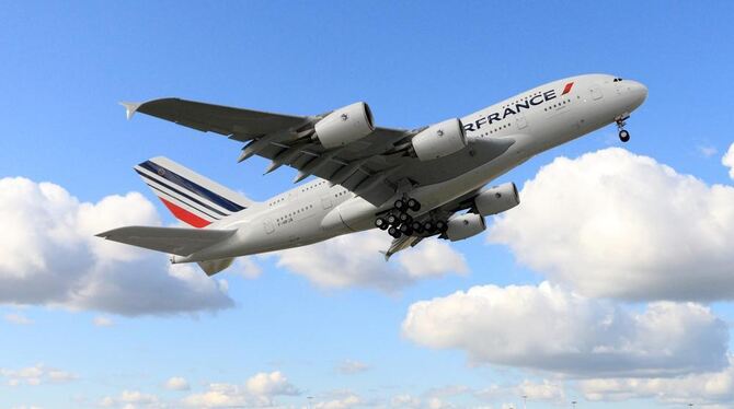 Ein Airbus A380 von Air France startet.
