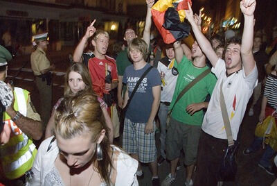 krtu_fans-bei-em-finale_msc_180_400 (jpg)