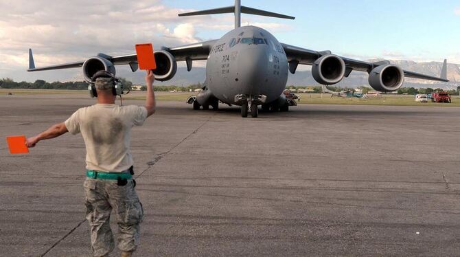 Das amerikanische Militär hat die Kontrolle des Flughafens in Port au Prince übernommen, auf dem Hilfsgüter aus der ganzen Welt
