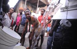 Erdbeben Haiti Anstehen nach Wasser