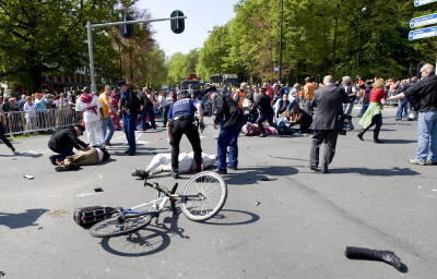 unfall_parade_beatrix_apeldoorn_2009_3 (jpg)