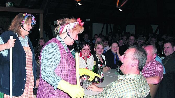 Was Lina und Babett ihm wohl gesagt haben? Der Besucher des Kulturwochenendes in der Grafenberger Kelter hatte jedenfalls mächti Was Lina und Babett ihm wohl gesagt haben? Der Besucher des Kulturwochenendes in der Grafenberger Kelter hatte jedenfalls mächti