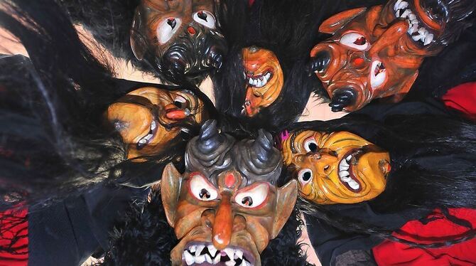 Gretle Hexa und Galgenberg Deifel - sie sind schon ein ziemlich schauriges Gespann. FOTO: TRINKHAUS Gretle Hexa und Galgenberg Deifel - sie sind schon ein ziemlich schauriges Gespann. FOTO: TRINKHAUS