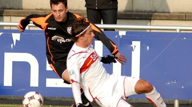 Reutlingens Anton Makarenko (links) im Zweikampf mit dem in Oferdingen wohnenden Sven Schimmel.  FOTO: THOMYS