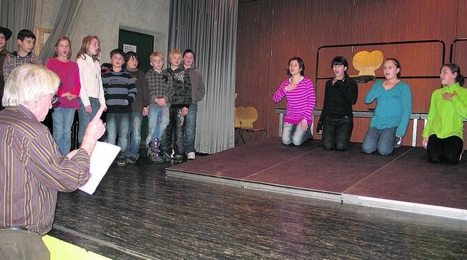 Der gestiefelte Kater: Probe mit Dr. Horst Laubner - noch ohne Kostüme. Die Theatergruppe der Uhlandschule Neuhausen bereitet si Der gestiefelte Kater: Probe mit Dr. Horst Laubner - noch ohne Kostüme. Die Theatergruppe der Uhlandschule Neuhausen bereitet si