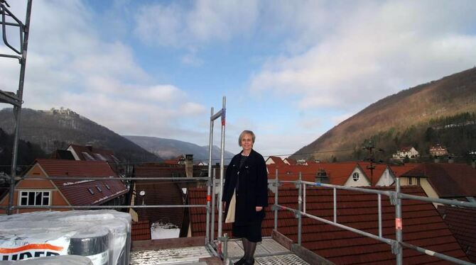 Über den Dächern der Stadt: Bärbel Hartmann, die Leiterin von Stift Urach, auf der Dachterrasse des Seminargebäudes. Im April zi