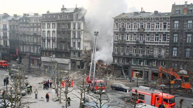 Vermutlich legte eine Gasexplosion das fünfstöckige Wohnhaus in Schutt und Asche.